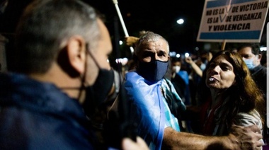 Un fotógrafo de La Nación captó a una mujer anticuarentena escupiendo a un policía y el diario no publicó la foto