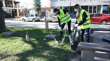 En una ciudad cordobesa obligan a barrer veredas por organizar fiestas clandestinas