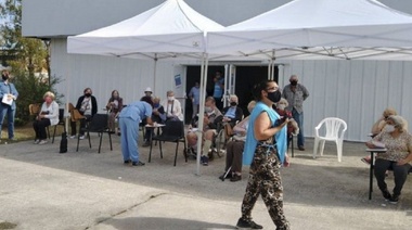 Advierten sobre una noticias falsa para confundir a adultos mayores sobre la vacunación