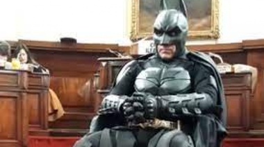 "A mi no me miren", dijo el Guasón: asaltaron al Batman solidario de La Plata