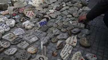El gobierno construirá un espacio en memoria con las piedras dejadas por familiares de víctimas del Covid