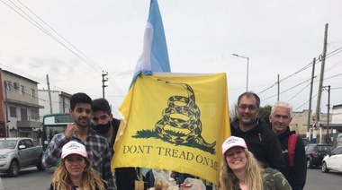 No aclaren que oscurece: salieron a hacer campaña para Píparo con un cartel de "No me Pises"