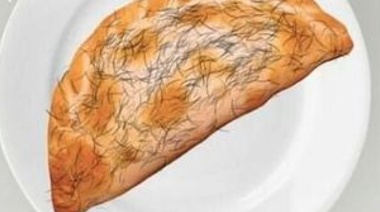 Polémica en las redes por el aviso de depilación con una empanada peluda