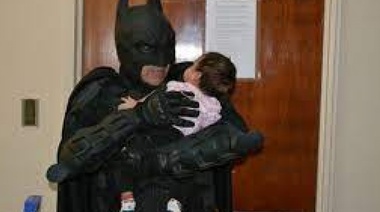 "No queremos ser cómplices": salieron a bancar al Batman solidario con fuertes denuncias contra la dirección del Hospital de Niños y ATE