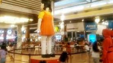Jugaremos muévete luz verde: estalló la polémica por el Juego del Calamar en un shopping de Avellaneda