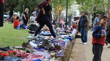 Acuerdo con la Muni y la Defensoría Ciudadana: las manteras que venden ropa usada tendrán lugares ordenados y en los paseos de compras