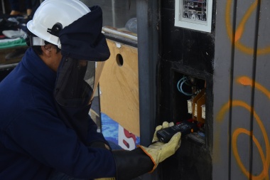 La Hermosura de las conexiones truchas; operativo de Edelap en el barrio de Ruta 11 y 635