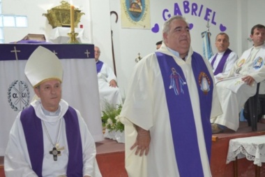 La jeringa de Dios: el párroco de Ezeiza dijo que no se coló, pero en ese distrito estalló la polémica