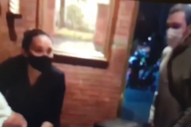 A las piñas en un coqueto boliche por el tema del distanciamiento preventivo