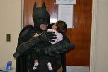 "No queremos ser cómplices": salieron a bancar al Batman solidario con fuertes denuncias contra la dirección del Hospital de Niños y ATE