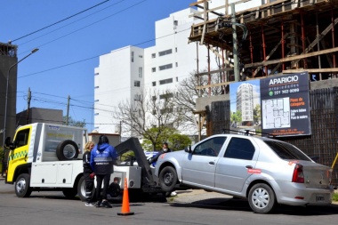 ¿Y con los papis y mamis de la doble fila?: las grúas de Garro debutaron llevándose remises truchos