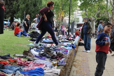 Acuerdo con la Muni y la Defensoría Ciudadana: las manteras que venden ropa usada tendrán lugares ordenados y en los paseos de compras