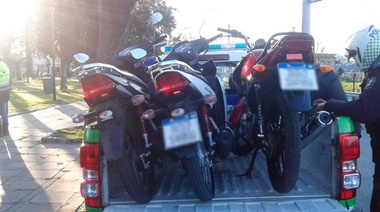 Esas ya no van a mil: secuestraron 20 motos flojas de papeles y con escapes para hacer ruido