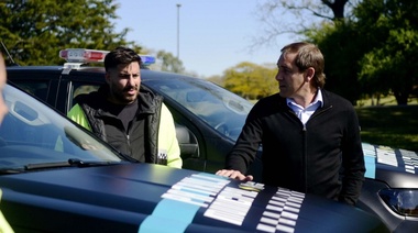 Al presentar 10 nuevos móviles, Garro insistió en que la Policía Local pase a la órbita comunal