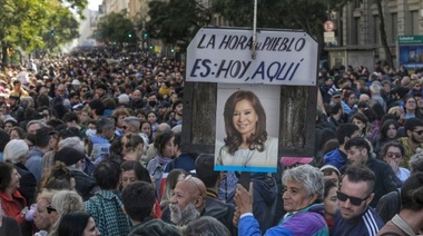 Impresionante movilización cívica en defensa de la democracia tras el intento de asesinato a Cristina