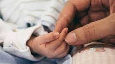 Abandonaron a un bebé en la calle con una nota conmovedora: "para que no pase hambre como yo"