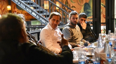 Garro acordó con los gastronómicos seguir hasta marzo con el plan "cervecita en la vereda"