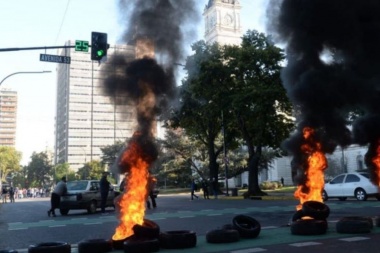 Ahora desde la Legislatura bonaerense Garro insiste con quitarle el plan a quien corta calles