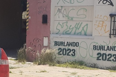 "Burlando 2023", las pintadas que mueven el avispero político en la capital bonaerense