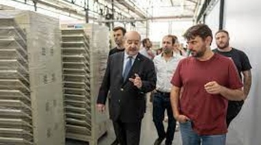 Tauber mostró a Grabois la fábrica de baterias de litio de la UNLP: "para frenar el saqueo"