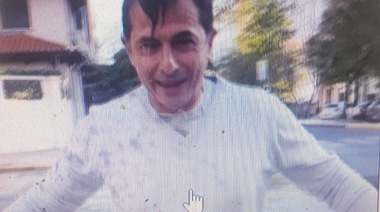 Más "ingenioso" no se consigue: Lipovetzky se bañó en un charco frente al Teatro Argentino para protestarle a Kicillof