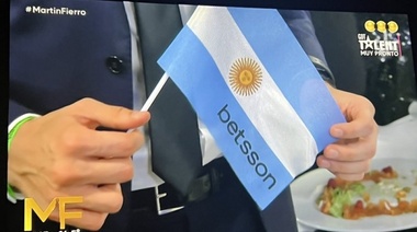 Pobre Martín Fierro: crece el asco contra Aptra por la bandera argentina con sponsor de una casa de apuestas