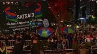 Alfombra roja de verguenza: reclamo salarial y escrache a Telefé y Canal 13 por los bajo salarios que paga al personal de televisión