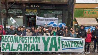 En La Plata, frente al diario El Día: contundente paro nacional contra sueldos de Prensa bajo la línea de pobreza