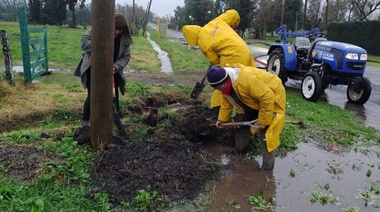 Están cayendo teresos de punta, inundados en Los Hornos, San Lorenzo y otras zonas de la periferia: urgente operativo municipal