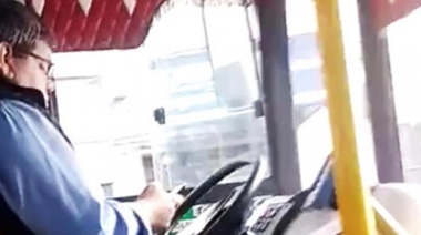 La CNRT le quitó la licencia al colectivero que fue grabado usando el celular mientras manejaba y atropelló a un ciclista