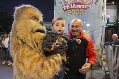 Una multitud, con visitantes de otros puntos de la región y el país, en la apertura del tradicional carnaval de Ensenada