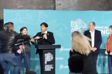 Reclamos municipales: Kicillof escuchó a la mujer que lo increpó en Brandsen y le prometió hacer gestiones ante el intendente