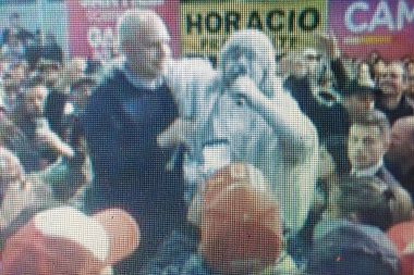 Durante el multitudinario acto en La Plata: Larreta hizo subir a La Estatua que cantó su "hit"