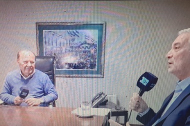 Al estilo Fontevecchia, el director de El Dia entrevistó a Julio Alak: le tiró recuerdos, centros para que cabecee y evitó el asunto estadio de Estudiantes