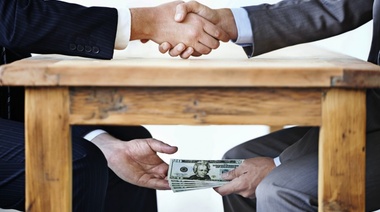 Destapan una olla de "obsequios" a un ex funcionario para favorecer a una empresa de seguridad privada