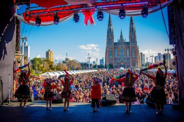 Planazo con música, danzas, gastronomía y más: La Plata palpita una nueva edición de “Perú Vive”