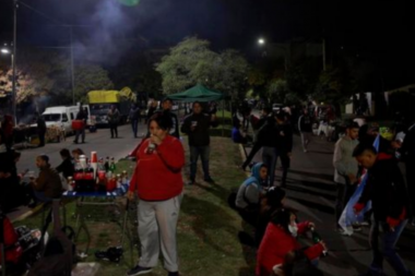 Pipí y Popó en las afueras del Estadio Unico: Los Piojos en el escenario, los Chanchos en el público