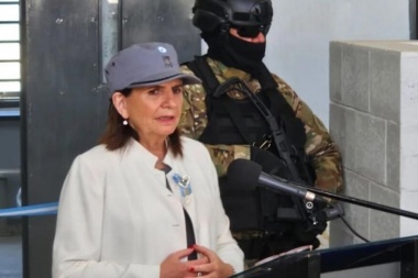 La Pato no para: ahora "inauguró" una cárcel sin agua, sin cerraduras y con presos prestados por un rato