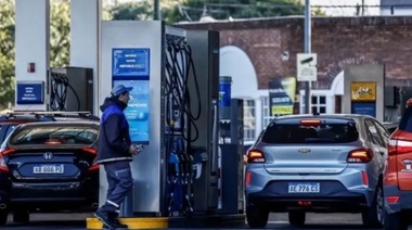 Más gente sin laburo: oficializaron el autoservicio de carga de combustible en estaciones de servicio