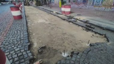 Ya no harás patito cuando llueva: por fallo judicial levantarán los adoquines de las plazas Italia y Rocha