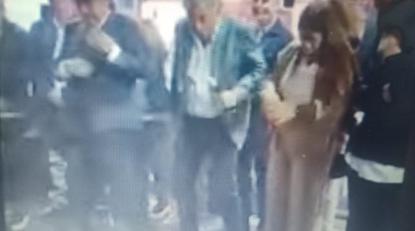 La próxima va el jabón: el armador bonaerense de Karina Milei fue a un acto en San Martín y le tiraron un baldazo de agua