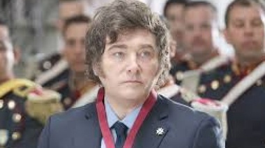 No ves que va la luna rodando por Callao: aseguran que Milei pidió un uniforme de Granadero y podría ir disfrazado al acto del 25 de mayo