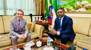 Más desubicado no se consigue: diplomático argentino se reunió con la sangrienta dictadura de Guinea Ecuatorial que somete a la isla de Annobón que quiere ser argentina