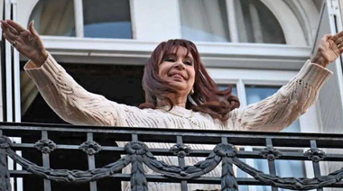 Ni encarcelada ni muerta: Cristina se queda en su casa y la tobillera que piden los gorilas no aparece