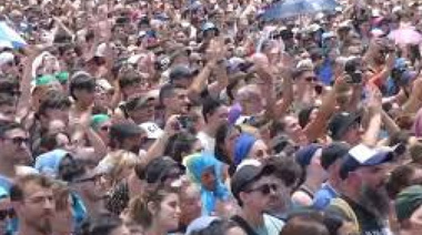 Prohibida de salir al balcón o mover la cortina: CFK transmitió un mensaje de resistencia y la convicción de volver a una multitud enfervorizada