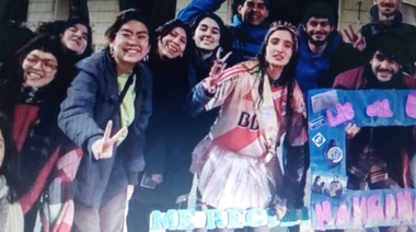 Tienen memoria: egresados de la hoy en peligro Universidad Pública fueron a celebrar frente al balcón de Cristina