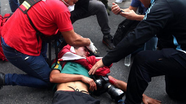 Más infame no se consigue: Gendarmería dice que la culpa fue del fotógrafo por poner la cabeza