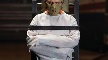 Con los pies para adelante pero con chaleco de fuerza: Cristina ironizó sobre el discurso de Milei