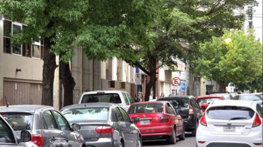El auto te lo vas a meter en el cuerpo: preparan restricciones de estacionamiento en calles claves de La Plata