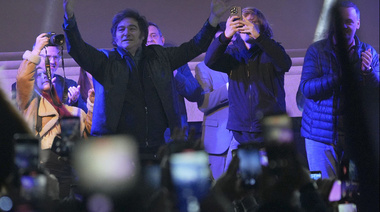 Milei abrió la campaña en La Plata ante seguidores que pidieron "intervención" a la Provincia y festejaron sus insultos al peronismo